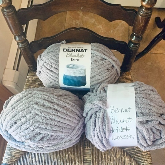 ✨✨ 3 Skeins Bernat Blanket Yarn 🧶 Pale Gray ✨✨ - Picture 3 of 5